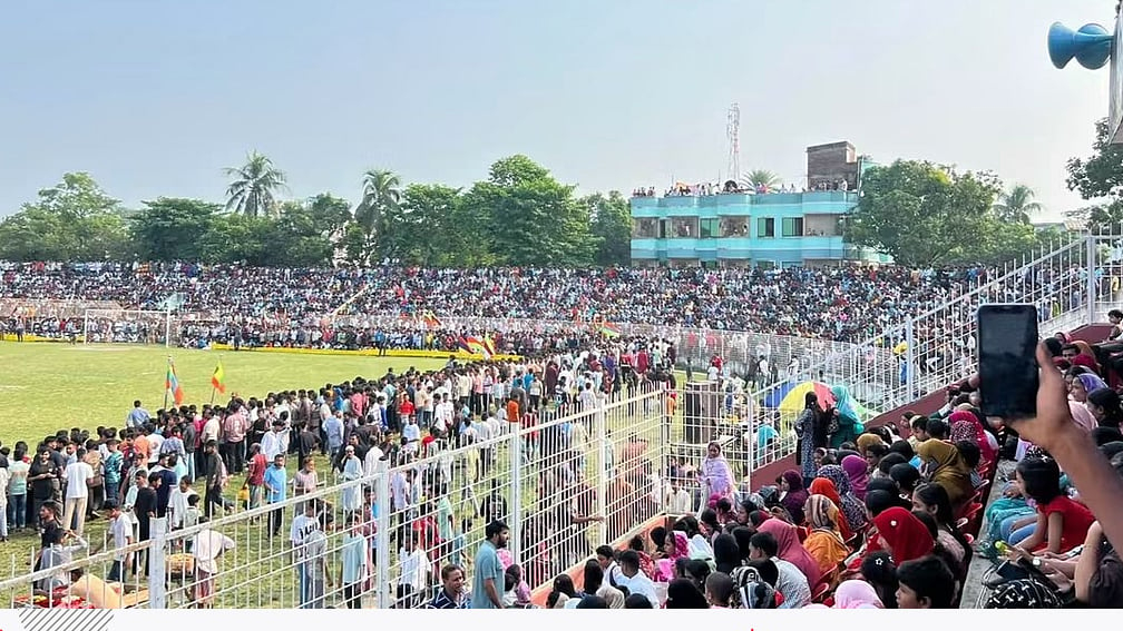 জয়পুরহাটে ফুটবলের ফাইনাল দেখতে ভিড়, স্টেডিয়াম ছাপিয়ে দর্শক ছাদ-চিলেকোঠায়
