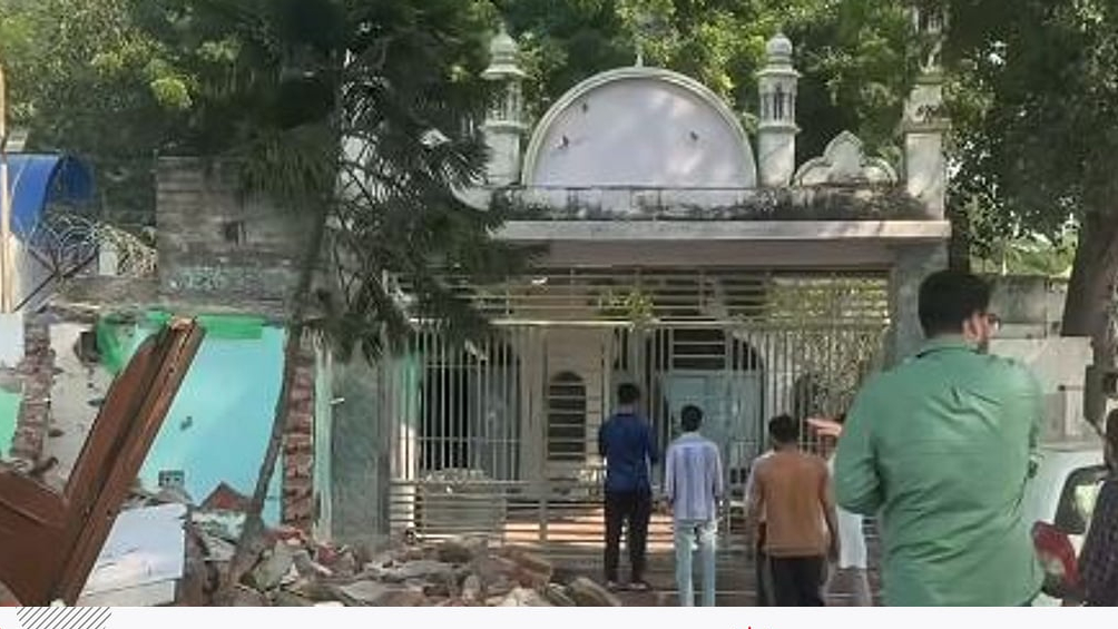 বিদ্যুৎ ও পানি বন্ধ, উচ্ছেদ-আতঙ্কের মধ্যেই দিল্লির শতবর্ষী মসজিদে জুমার নামাজ পড়লেন মুসল্লিরা