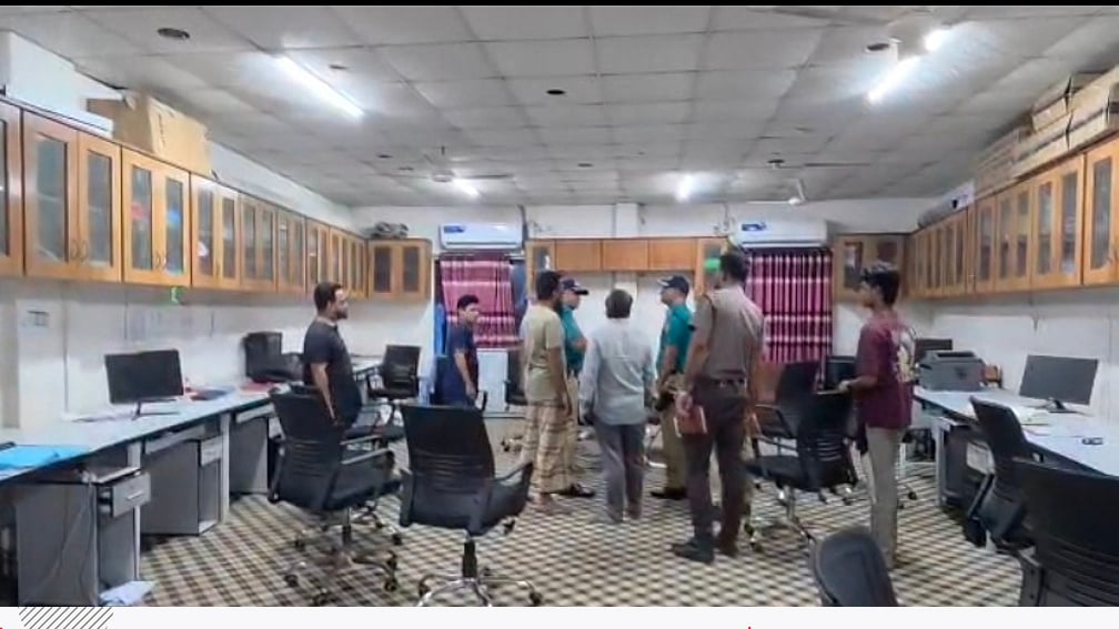 কুরিয়ার ব্যবস্থাপককে ফোনে মৃত্যু হুমকি: ‘না হলে সবার আগে তোর লাশ পড়ে থাকবে’