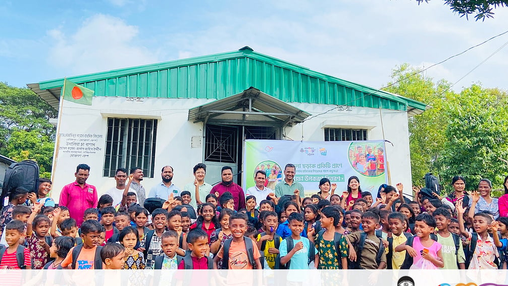 চা‑বাগানের শিশুদের স্কুলব্যাগ‑খাতা‑পেনসিল উপহার