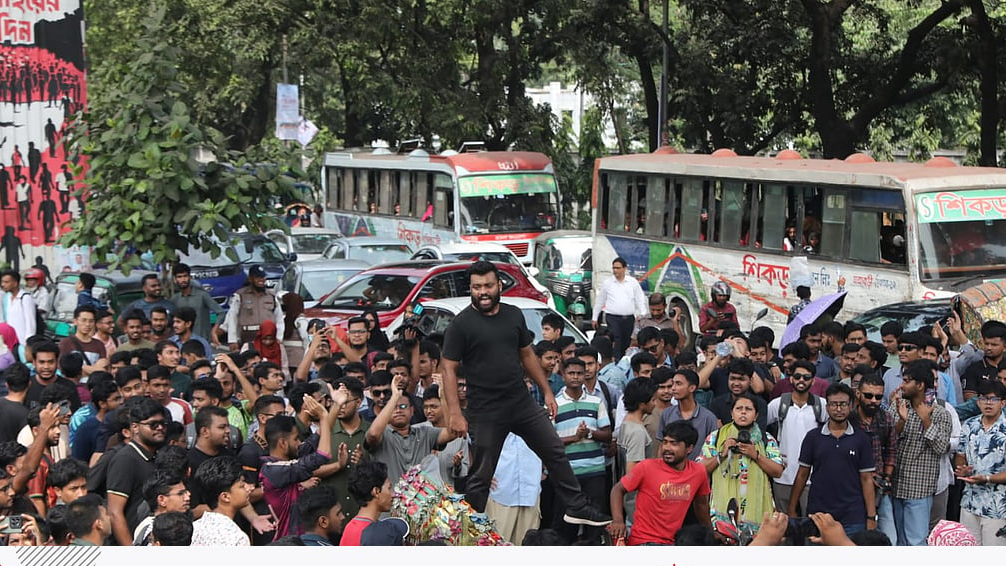 সচিবালয় স্থানান্তরের প্রতিবাদে আগারগাঁওয়ে সড়ক অবরোধ শেকৃবির শিক্ষার্থীদের